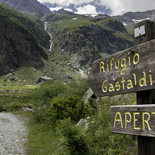 /media/huts/img/rifugio_gastaldi_cai_torino_sentiero.jpg