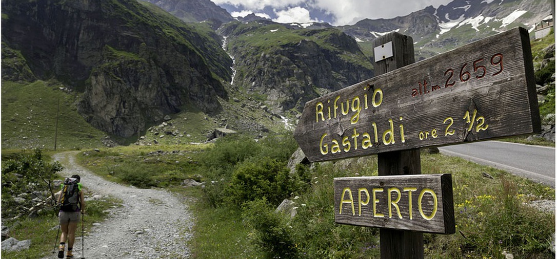 /media/huts/img/rifugio_gastaldi_cai_torino_sentiero.jpg